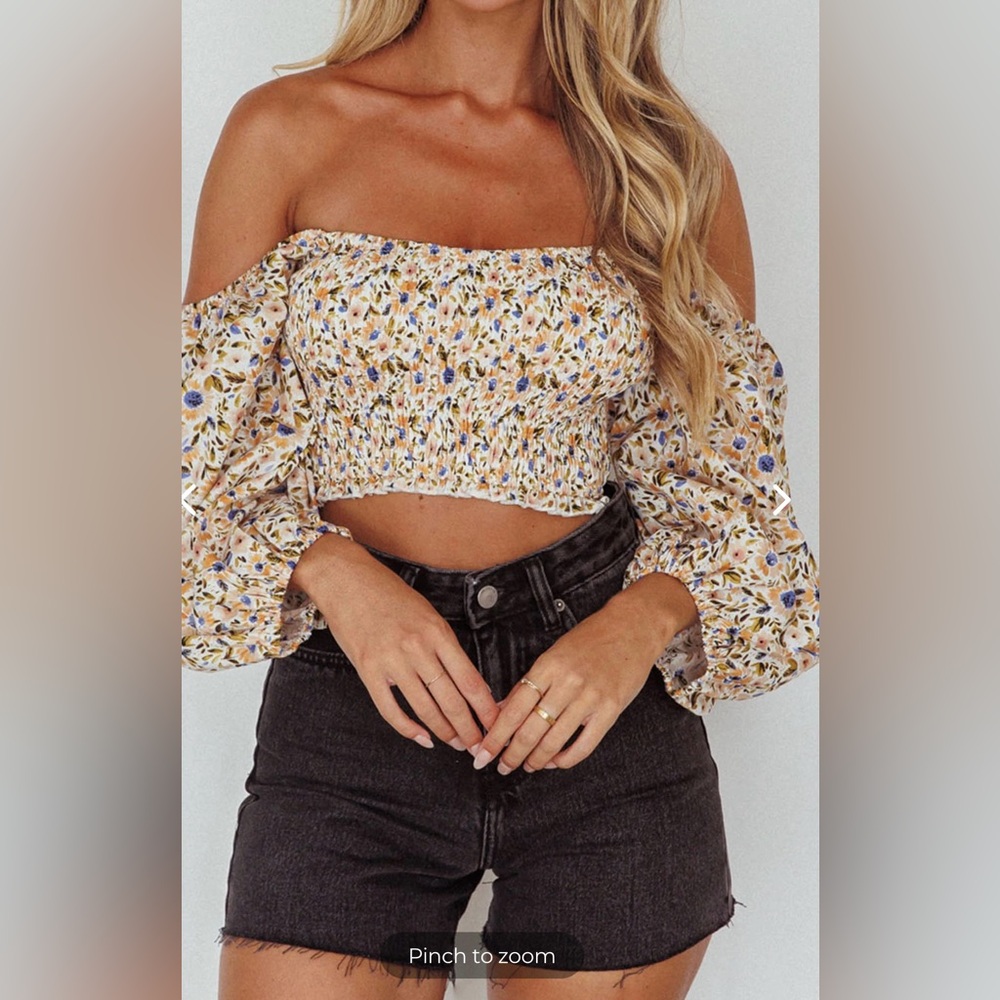 Selfie Leslie MAUREEN OFF-SHOULDER SHIRRED
CROP TOP ORANGE MULTI